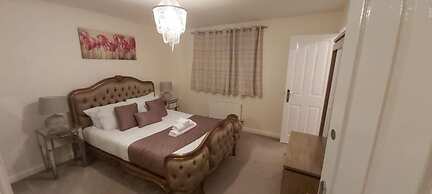 Lovely 3-bed House in Luton