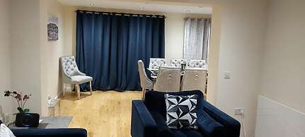 Lovely 3-bed House in Luton