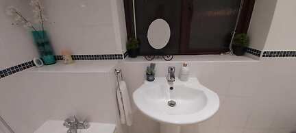 Lovely 3-bed House in Luton