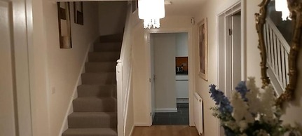 Lovely 3-bed House in Luton