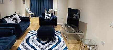 Lovely 3-bed House in Luton