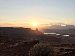 Circle of Destination Motel