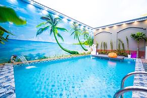 Me Q Beach Hotel & Apartment