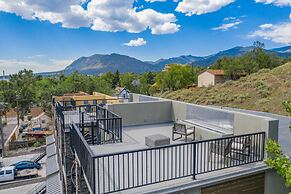 Mountain Views Modern Rooftop Patio w Fire Pit