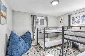 5BD Dog Friendly Family Getaway Near Downtown!