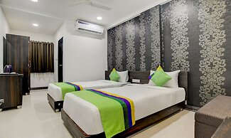 Treebo Grand Euro Pipliyahana Square