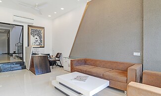 Treebo Grand Euro Pipliyahana Square