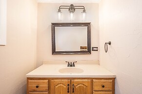 Cabin at Slope's Edge