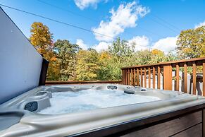 Cabin at Slope's Edge