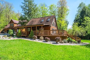 Cabin at Slope's Edge