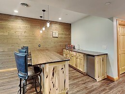 Cj's Mountain Lodge by Taylor Made Deep Creek