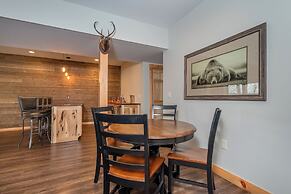 Cj's Mountain Lodge by Taylor Made Deep Creek