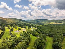 Fore Seasons Getaway by Taylor Made Deep Creek