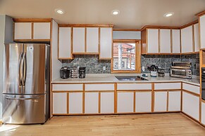 Sunkissed Lodge by Taylor Made Deep Creek