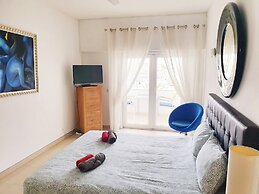 Lagos Main Avenue Studio With Marina View Balcony