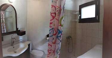 Family Villa in Sani - Sleeps 6 - Parking - Wifi