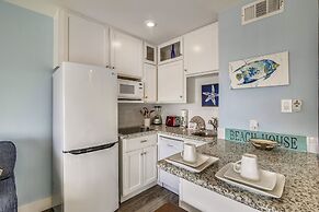 Casa Del Mar 208 - Red, White & Beach