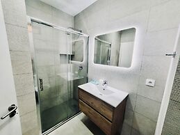 Central Lagos apt With Marina Views Near Beaches