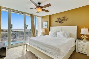 Galvestonian 112 - Beachfront Hideaway