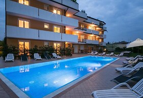 Peschiera With Pool & Parking