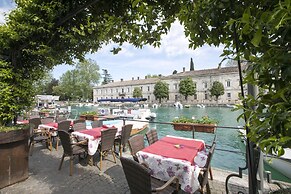 Peschiera With Pool & Parking