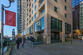 Capacious Two bed Apt in Canary Wharf