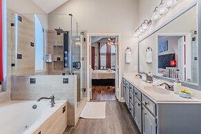 Discount Included! Stunning, Modern, Spacious Getaway Fits Any Group, 