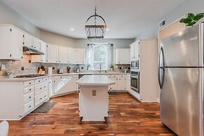 Discount Included! Stunning, Modern, Spacious Getaway Fits Any Group, 