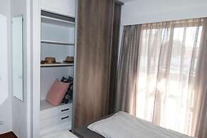 Stunning Olhos do Mar Apt, Albufeira