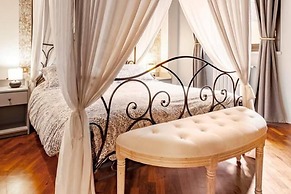 Design Villa With Parking, Navigli Area, Milan