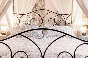 Design Villa With Parking, Navigli Area, Milan