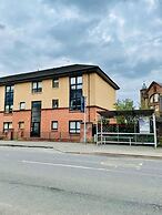 Modern 2 Bedroom Apartment With Free Parking