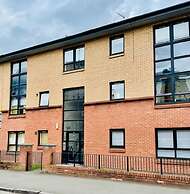 Modern 2 Bedroom Apartment With Free Parking