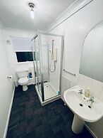 Modern 2 Bedroom Apartment With Free Parking