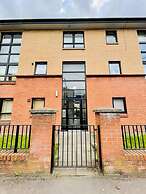 Modern 2 Bedroom Apartment With Free Parking