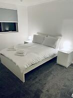 Modern 2 Bedroom Apartment With Free Parking