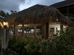 Comfy Stay In Jamaica -enjoy 7 Miles Of White Sand Beach! 2 Bedroom Vi
