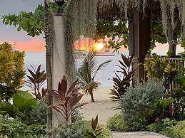 Comfy Stay In Jamaica -enjoy 7 Miles Of White Sand Beach! 2 Bedroom Vi