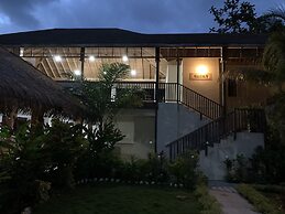 Comfy Stay In Jamaica -enjoy 7 Miles Of White Sand Beach! 2 Bedroom Vi