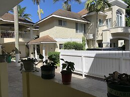 Comfy Stay In Jamaica -enjoy 7 Miles Of White Sand Beach! 2 Bedroom Vi