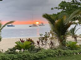 Comfy Stay In Jamaica -enjoy 7 Miles Of White Sand Beach! 2 Bedroom Vi