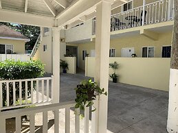 Comfy Stay In Jamaica -enjoy 7 Miles Of White Sand Beach! 2 Bedroom Vi