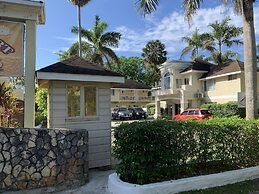 Comfy Stay In Jamaica -enjoy 7 Miles Of White Sand Beach! 2 Bedroom Vi