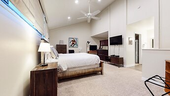 St. Anton 54 Steps to Canyon Lodge, Remodeled, Covered Parking by RedA