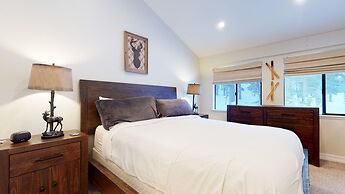 St. Anton 54 Steps to Canyon Lodge, Remodeled, Covered Parking by RedA