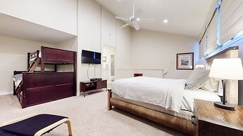 St. Anton 54 Steps to Canyon Lodge, Remodeled, Covered Parking by RedA