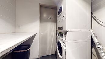 St. Anton 54 Steps to Canyon Lodge, Remodeled, Covered Parking by RedA