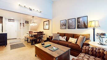 St. Anton 54 Steps to Canyon Lodge, Remodeled, Covered Parking by RedA