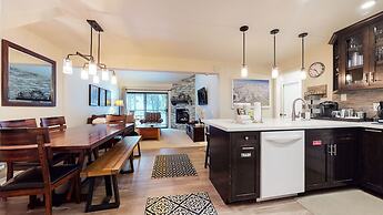 St. Anton 54 Steps to Canyon Lodge, Remodeled, Covered Parking by RedA