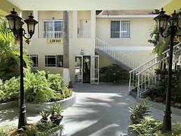 Relax In Jamaica - Enjoy 7 Miles Of White Sand Beach! 1 Bedroom Villa 